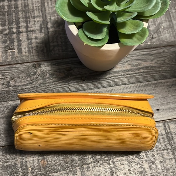 LOUIS VUITTON EPI CASE - Picture 5 of 10